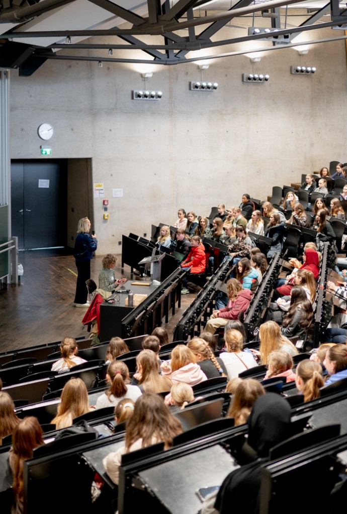Schülerinnen im Hörsaal