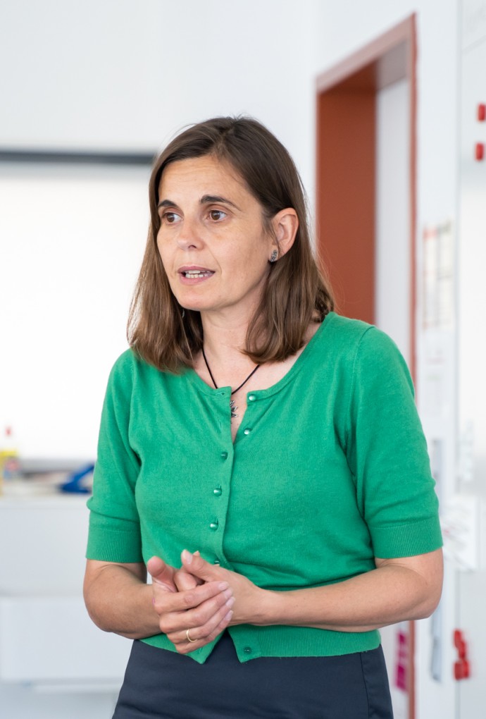 Bild von Prof. Dr. Begoña Prieto Peral an White Board stehend und sprechend